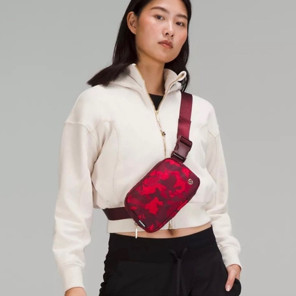 New Year Everywhere Belt Bag 1L
rabbit all over print red